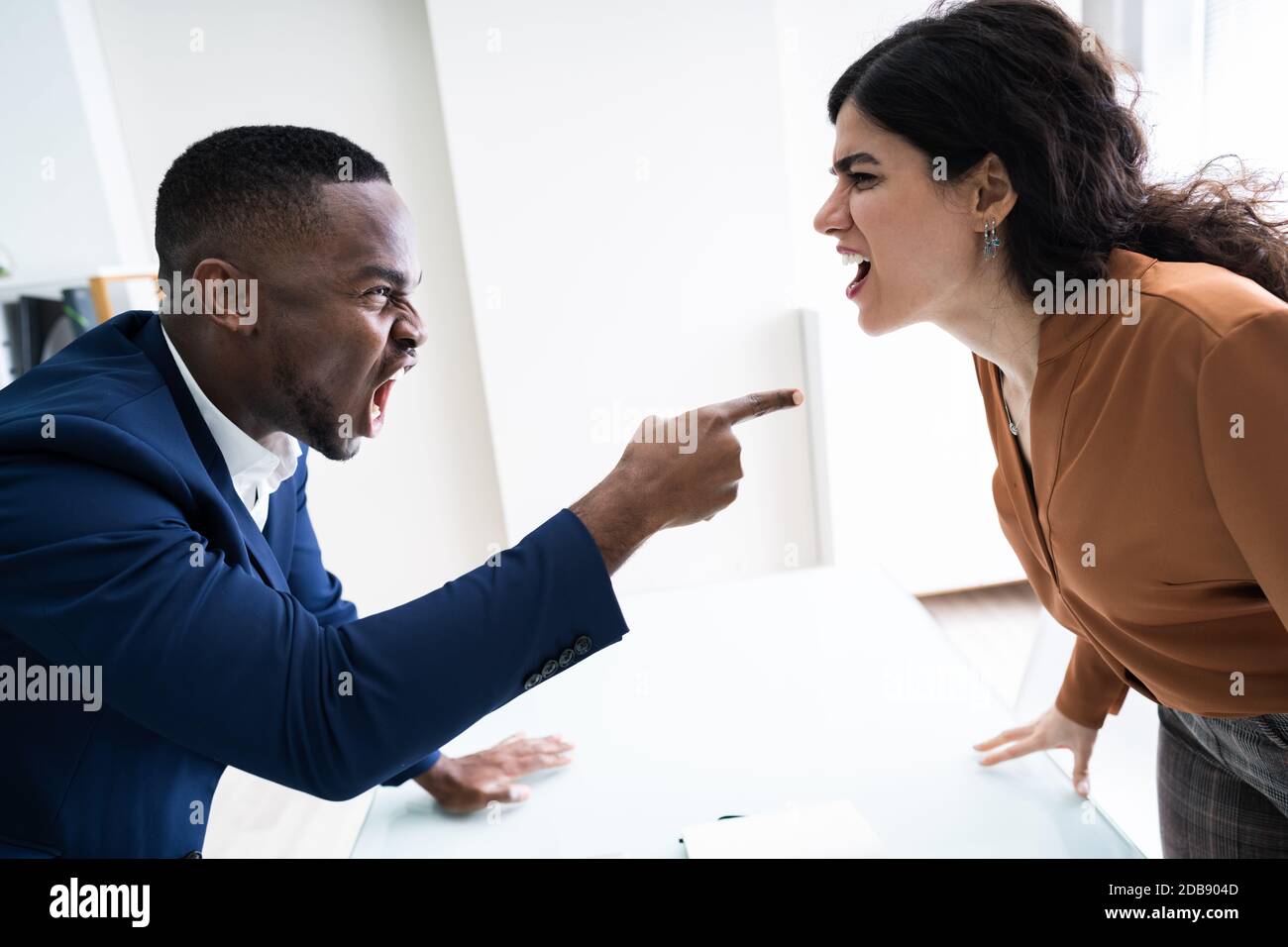 Gente arrabbiata di affari che grida a vicenda Foto Stock