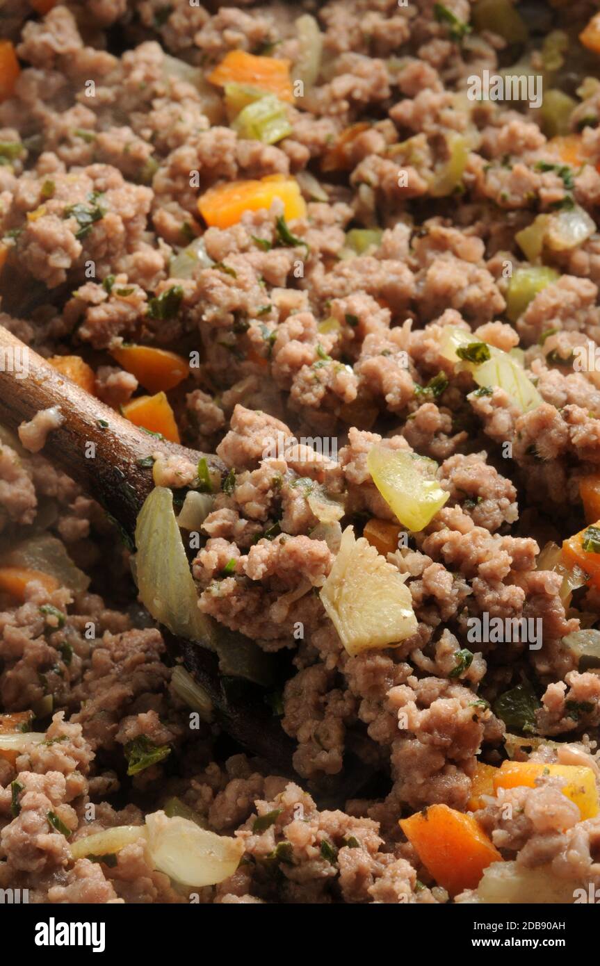 Cottura di carne tritata con verdure per la salsa Foto Stock