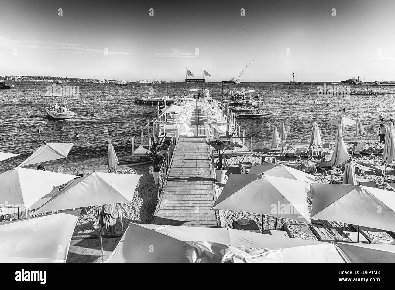 CANNES, FRANCIA - AGOSTO 15: Messa a punto dei tavoli e delle sbarre sulla spiaggia del Majestic Barrière hotel a Cannes, Costa Azzurra, Francia, come visto su A. Foto Stock