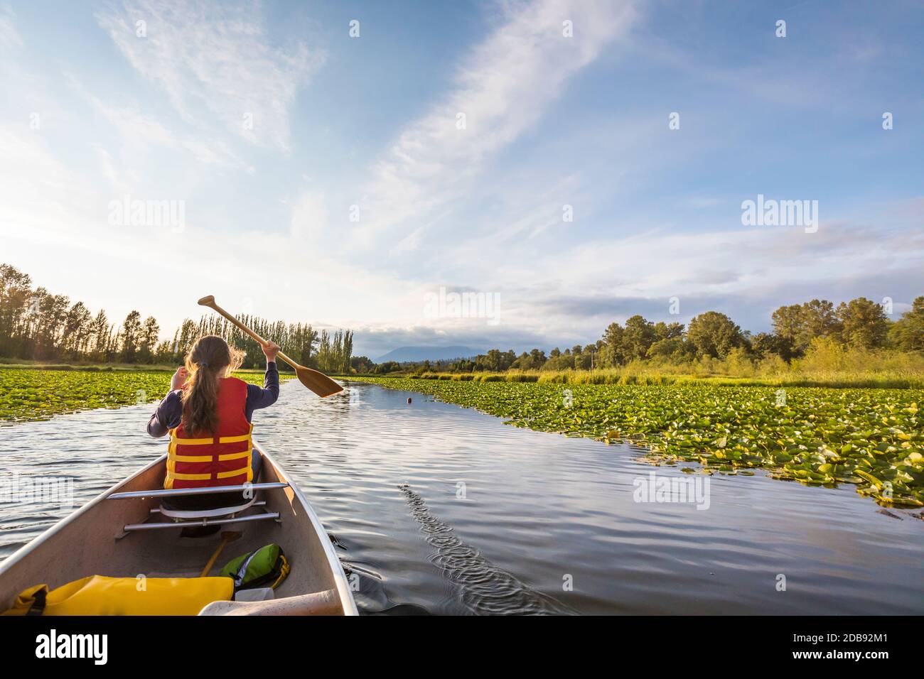 Canoa sul lago Burnaby, British Columbia. Foto Stock