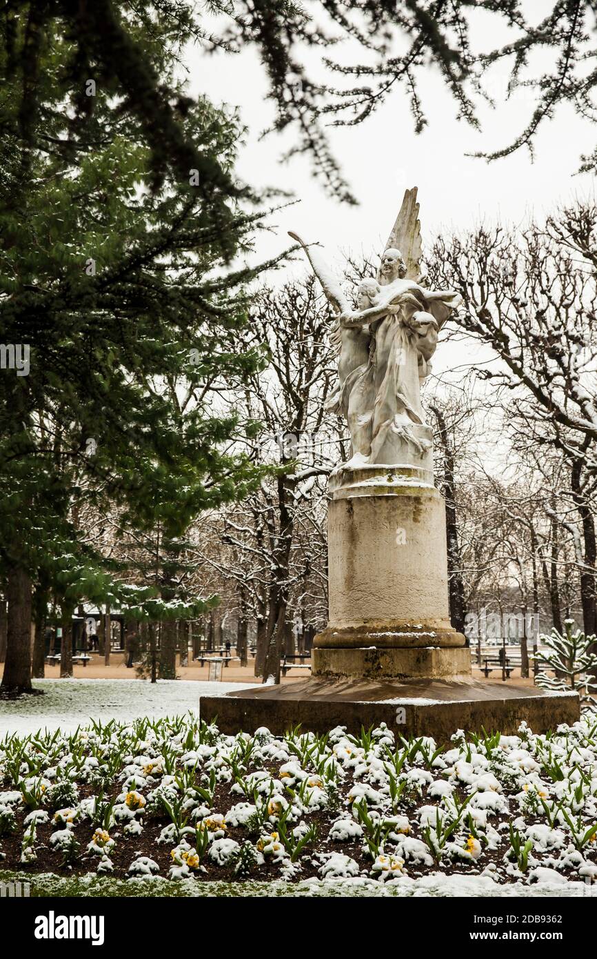 Parigi, Francia - Marzo 2018: Leconte de Lisle statua al vertice di Lussemburgo il giardino di un palazzo in un gelido inverno giorno giorno appena prima della primavera Foto Stock