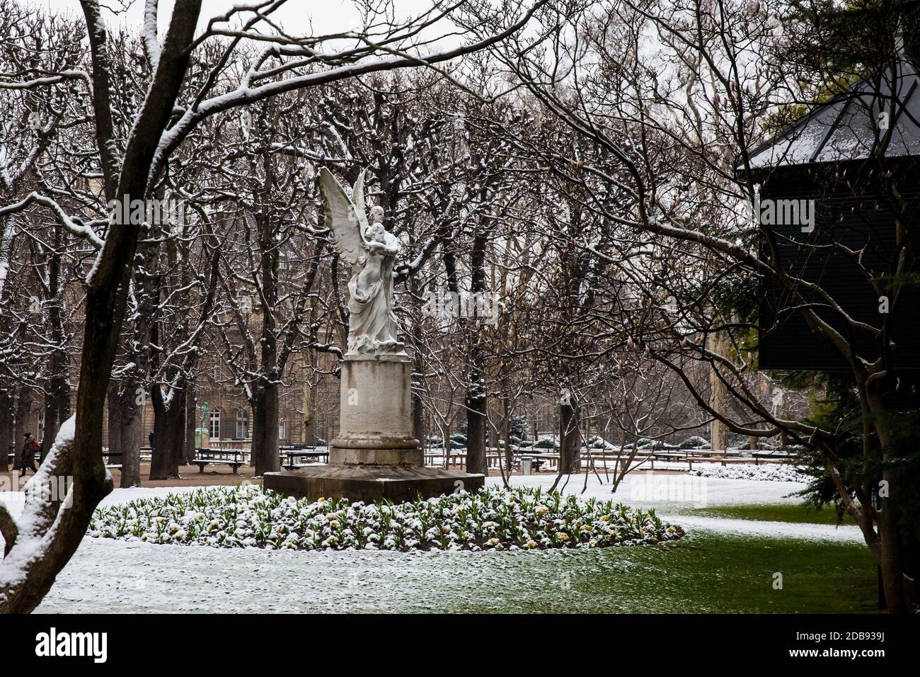Parigi, Francia - Marzo 2018: Leconte de Lisle statua al vertice di Lussemburgo il giardino di un palazzo in un gelido inverno giorno giorno appena prima della primavera Foto Stock