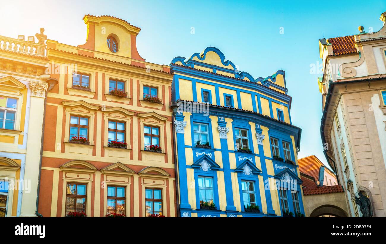 Case colorate sulla Piazza della Città Vecchia di Praga all'alba Foto Stock