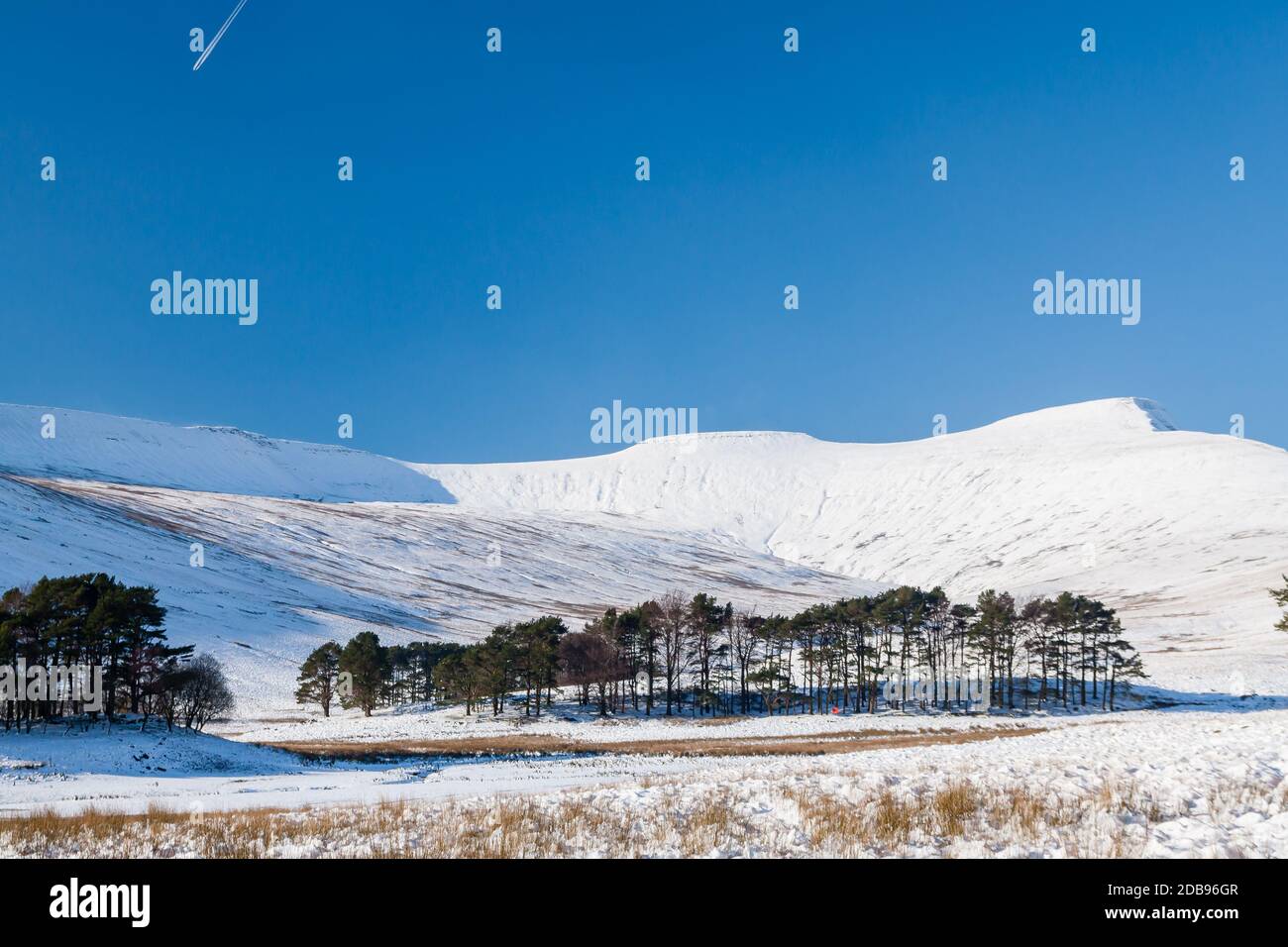 Neve coperta Pen-y-Fan montagna nel Brecon Beacons National Park Foto Stock