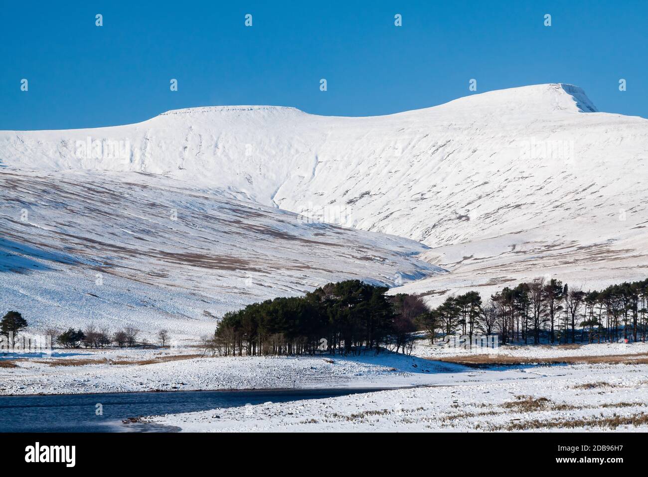 Belle montagne innevate e lago in un freddo e fresco giorno di inverni (Brecon Beacons, Galles) Foto Stock