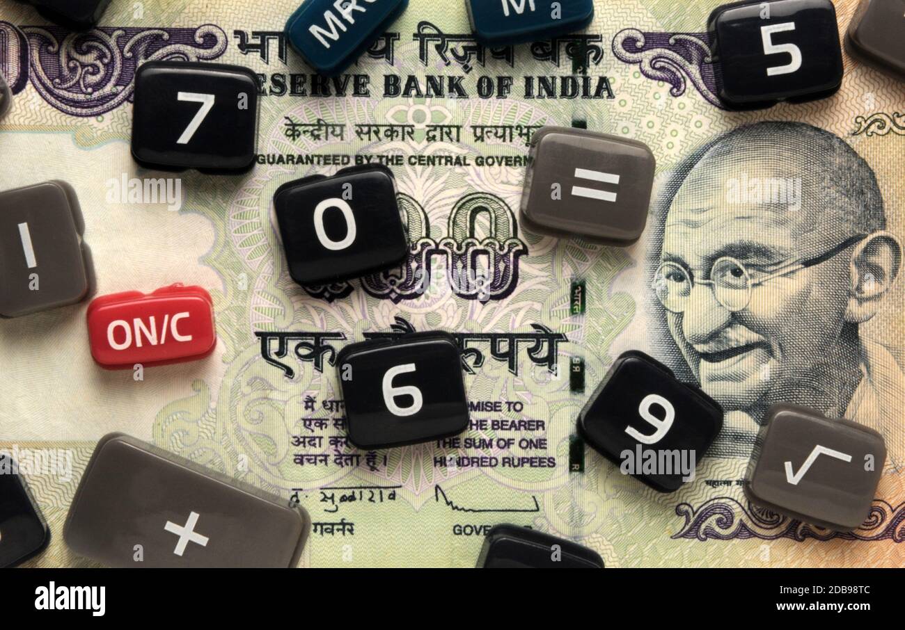 Tasti calcolatrice sulla banconota indiana Foto Stock
