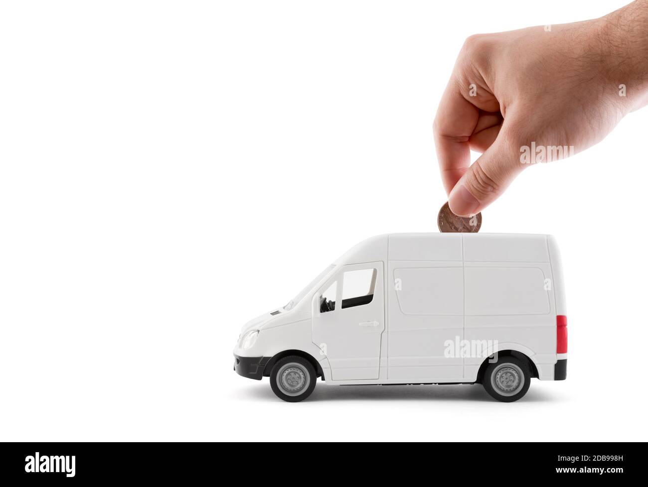 Mettere moneta nella vettura di trasporto bianca su fondo bianco Foto Stock
