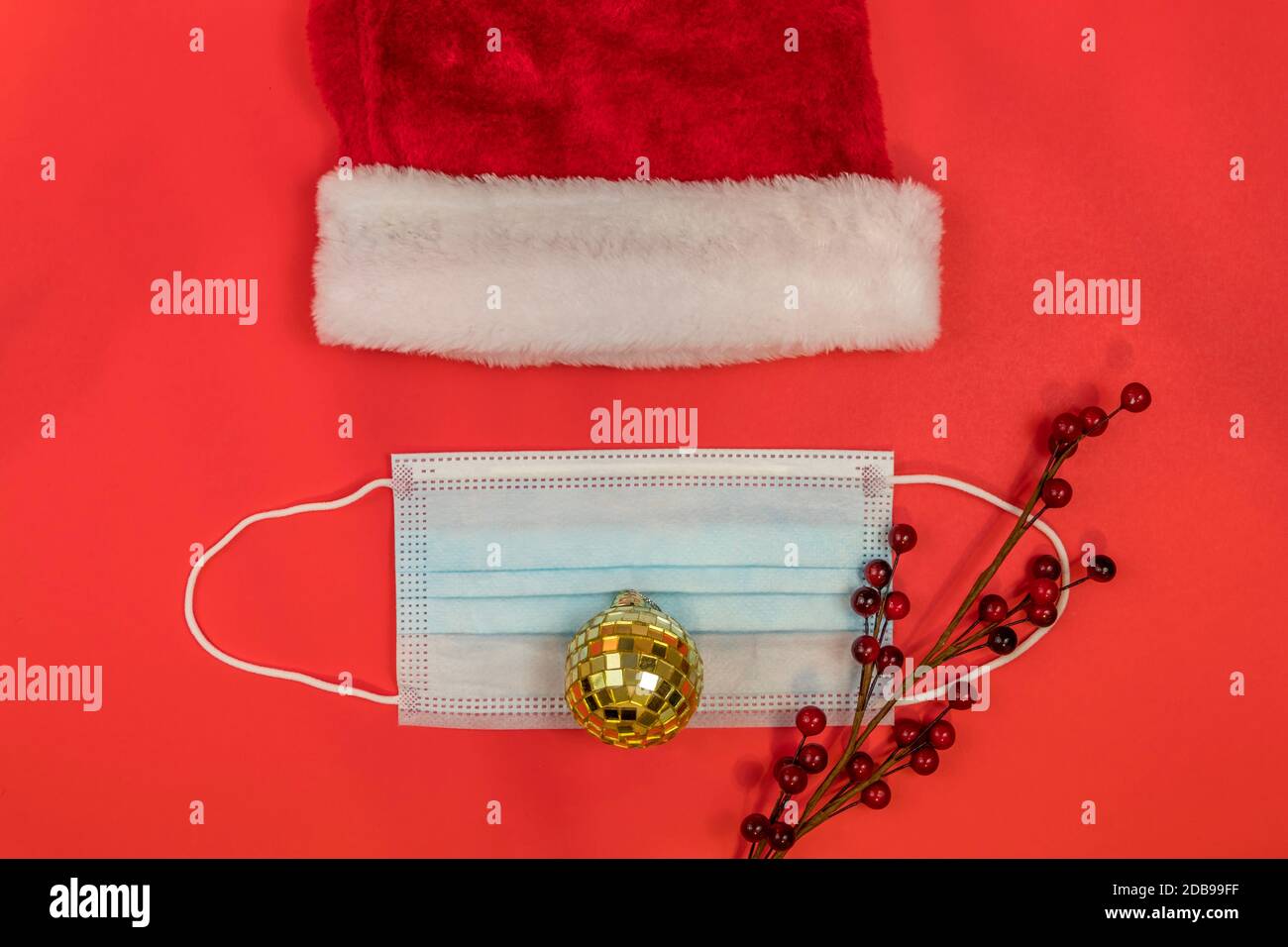 Festa Santa cappello con maschera viso e ornamenti rosso spazio di copia per la disposizione piatta dello sfondo Foto Stock
