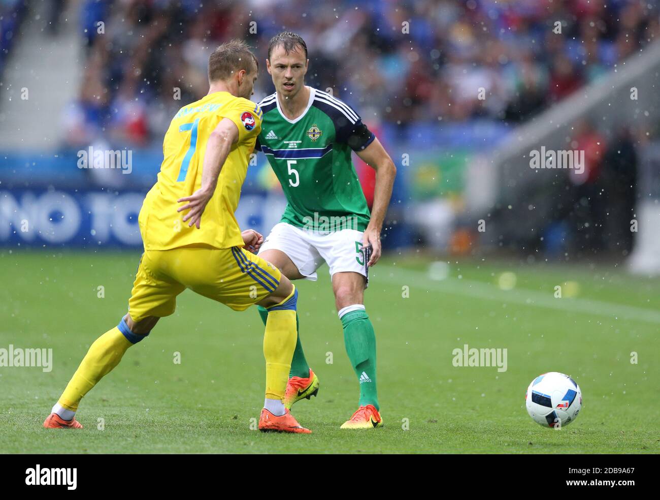 LIONE, FRANCIA - 16 GIUGNO 2016: Andry Yarmolenko dell'Ucraina (L) combatte per una palla con Jonny Evans dell'Irlanda del Nord durante la loro partita UEFA EURO 2016 allo stadio Stade de Lyon. N.Ireland ha vinto il 2-0 Foto Stock