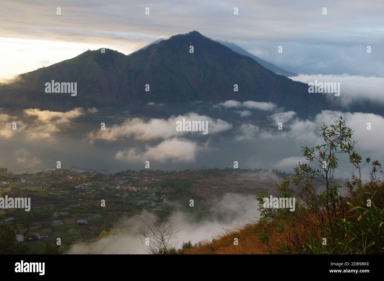 Alba al Monte Batur sull'isola di Bali in Indonesia Foto Stock
