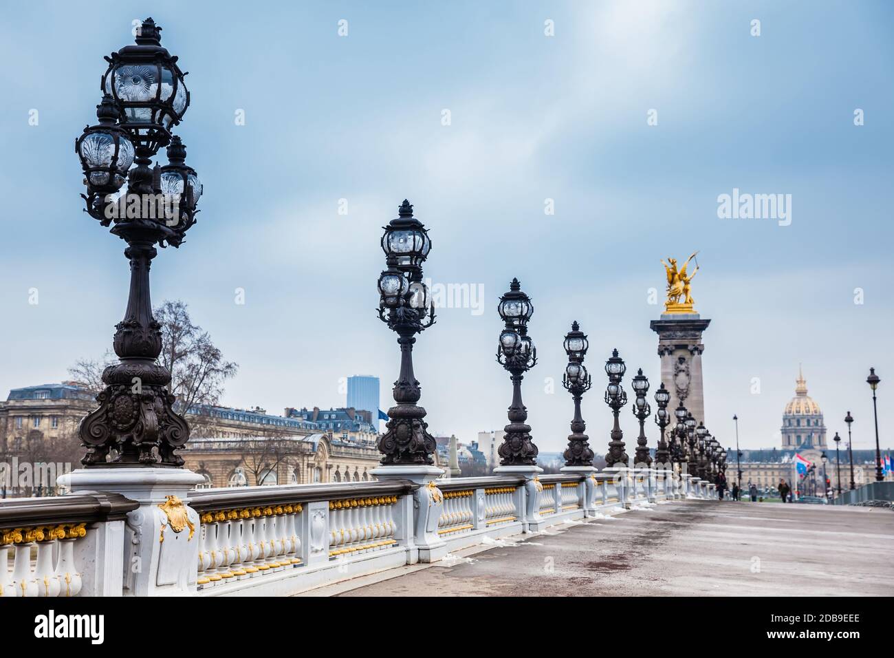 Parigi, Francia - Marzo 2018: Pont Alexandre III in un gelido inverno giorno a Parigi Foto Stock