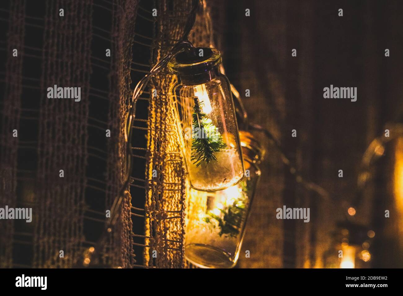 Allegre luci e ornamenti natalizi Foto Stock