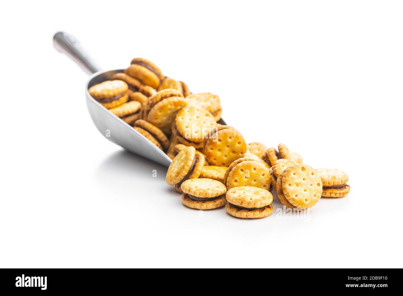 Mini biscotti panna in scoop isolato su sfondo bianco. Foto Stock