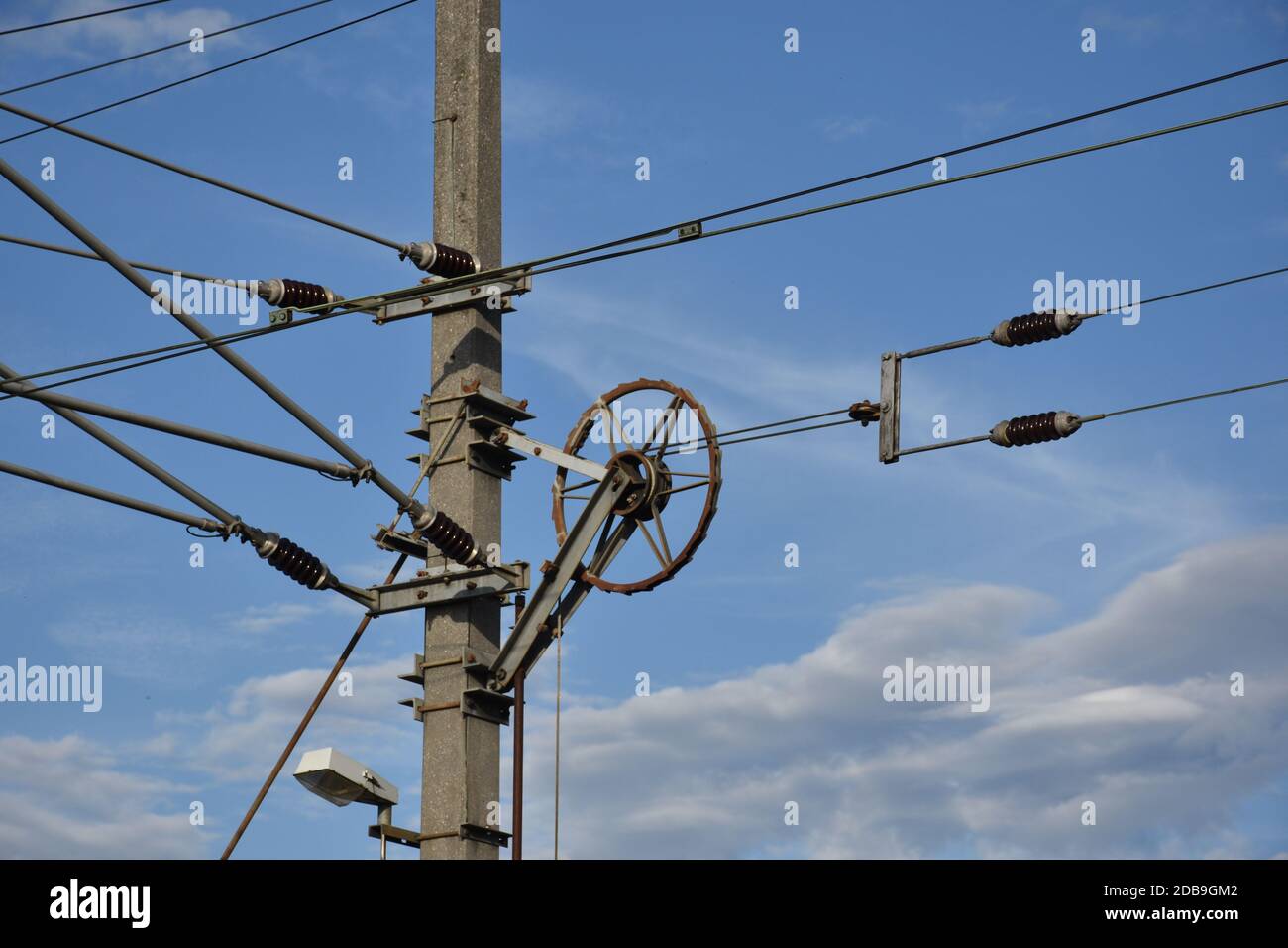 Eisenbahn, Bahn, Oberleitung, elektrifiziert, Elektrisch, Draht, Fahrdraht, Isolator, Abspannung, Seil, Strom, Wechselstrom, Volt, kV, Hz, Frequenz, 1 Foto Stock
