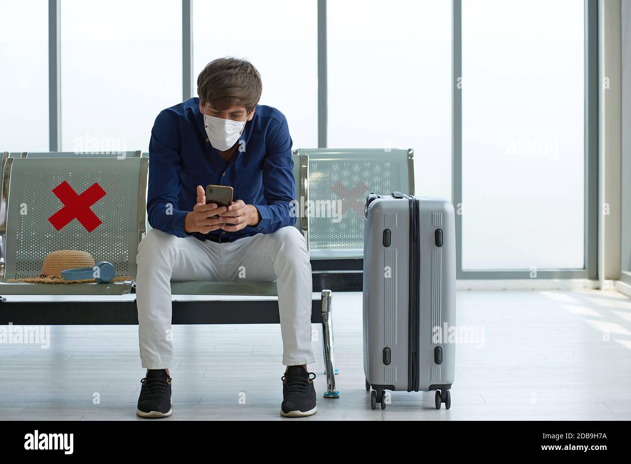 Volo annullato e ritardato a causa di COVID-19, viaggiatore infelice - i turisti sono noiosi in attesa di un aereo in aeroporto. Foto Stock