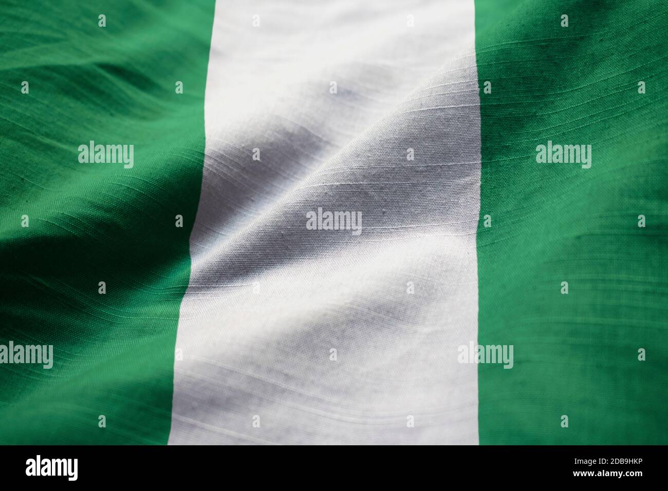 Primo piano di Ruffled Nigeria Flag, Nigeria Flag Blowing in Wind Foto Stock