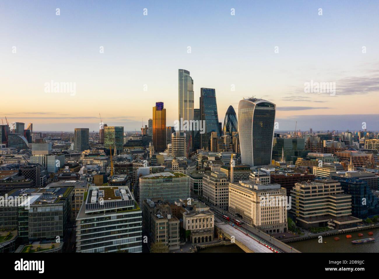 Vista aerea del Tower Bridge HDR con drone all'ora d'oro e skyline di Canary Wharf, Londra Regno Unito Foto Stock