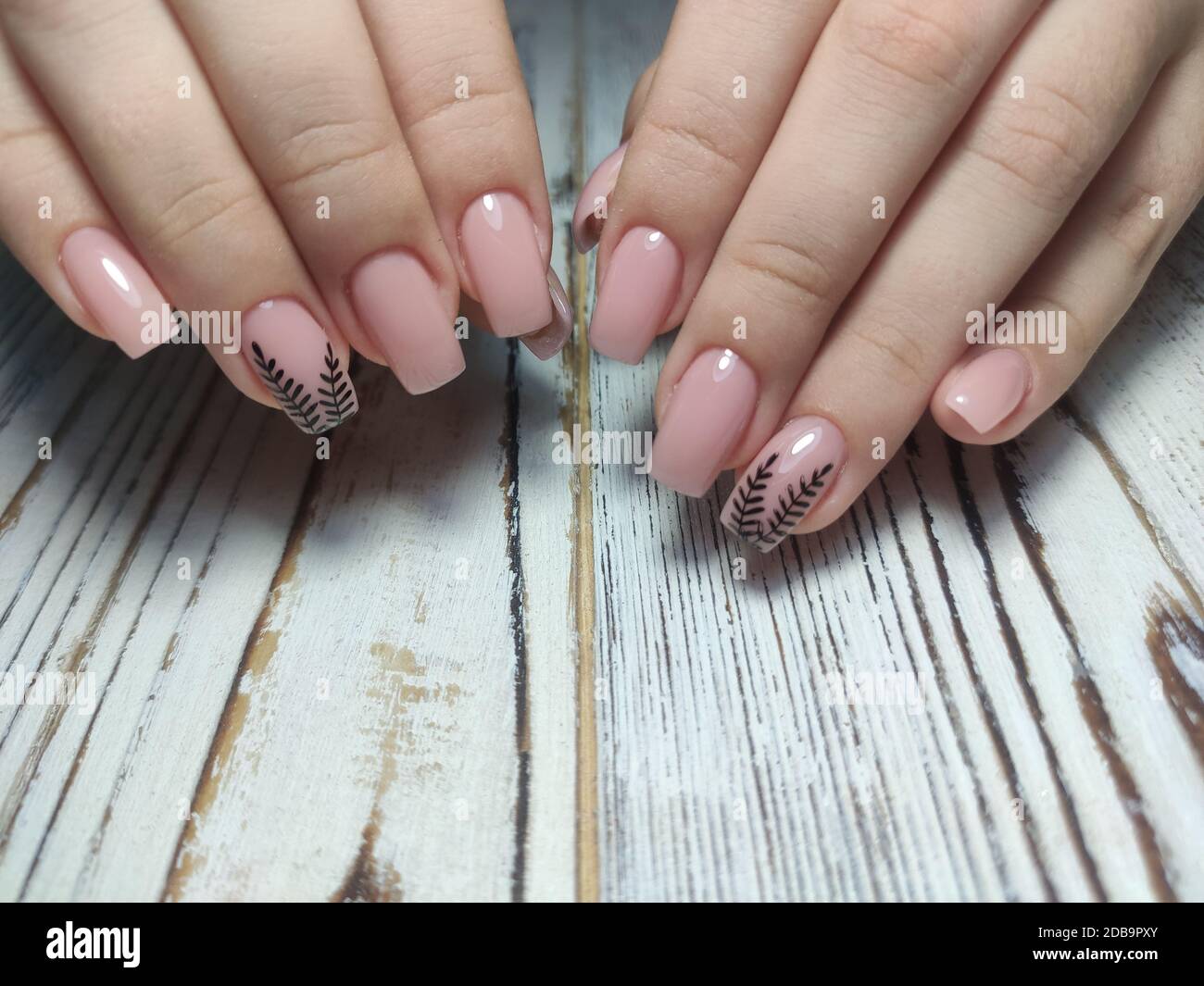 Bella la Nail art manicure sullo sfondo di una texture alla moda Foto stock  - Alamy