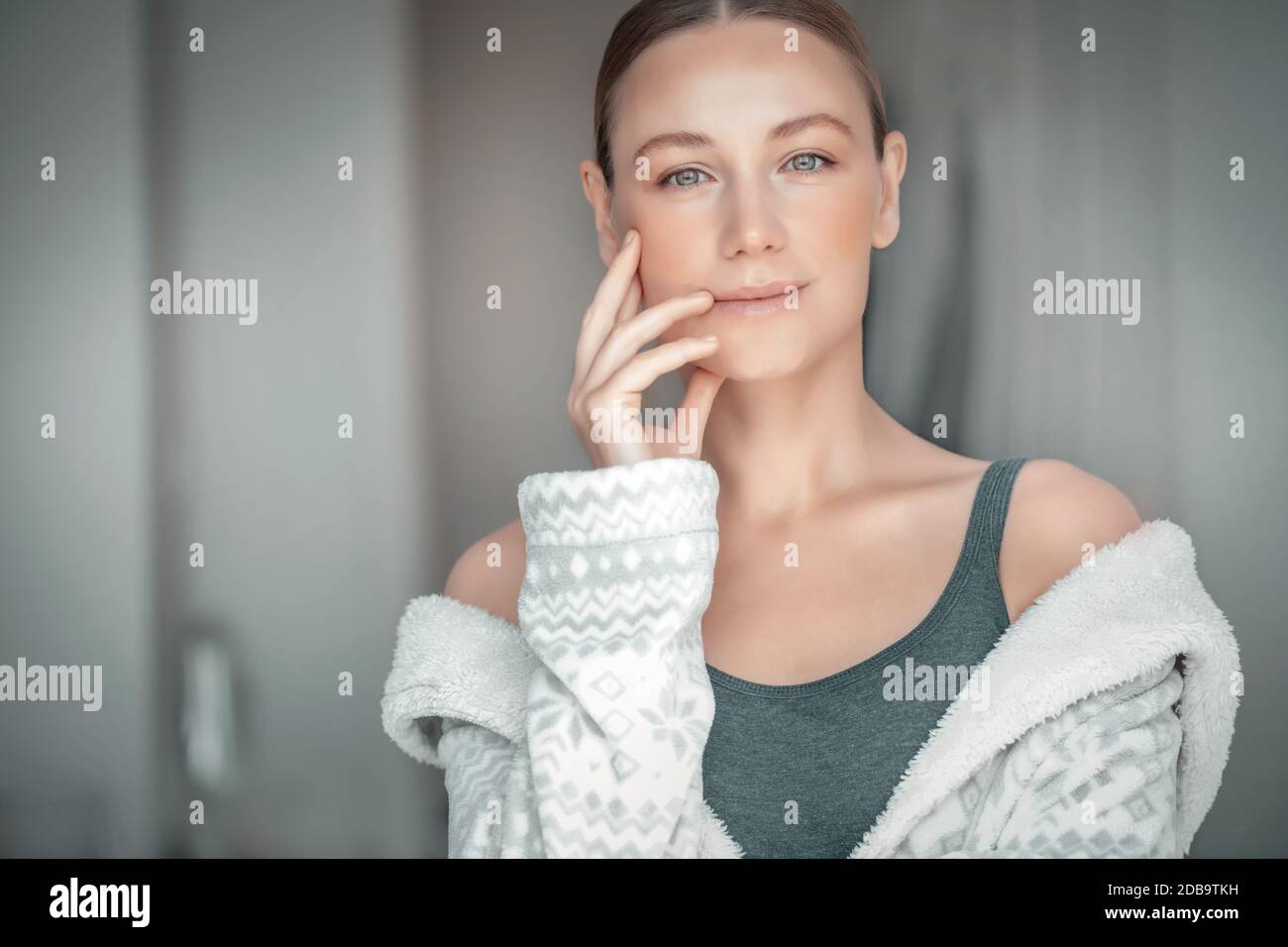 Ritratto di una donna con autentica bellezza naturale, trascorrere il tempo a casa, niente trucco, vita reale, relax, felicità e concetto di pace Foto Stock