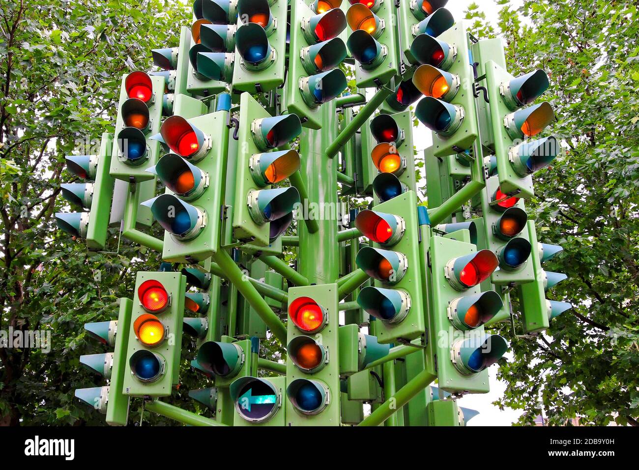 Sacco di semafori al polo di grandi dimensioni Foto Stock