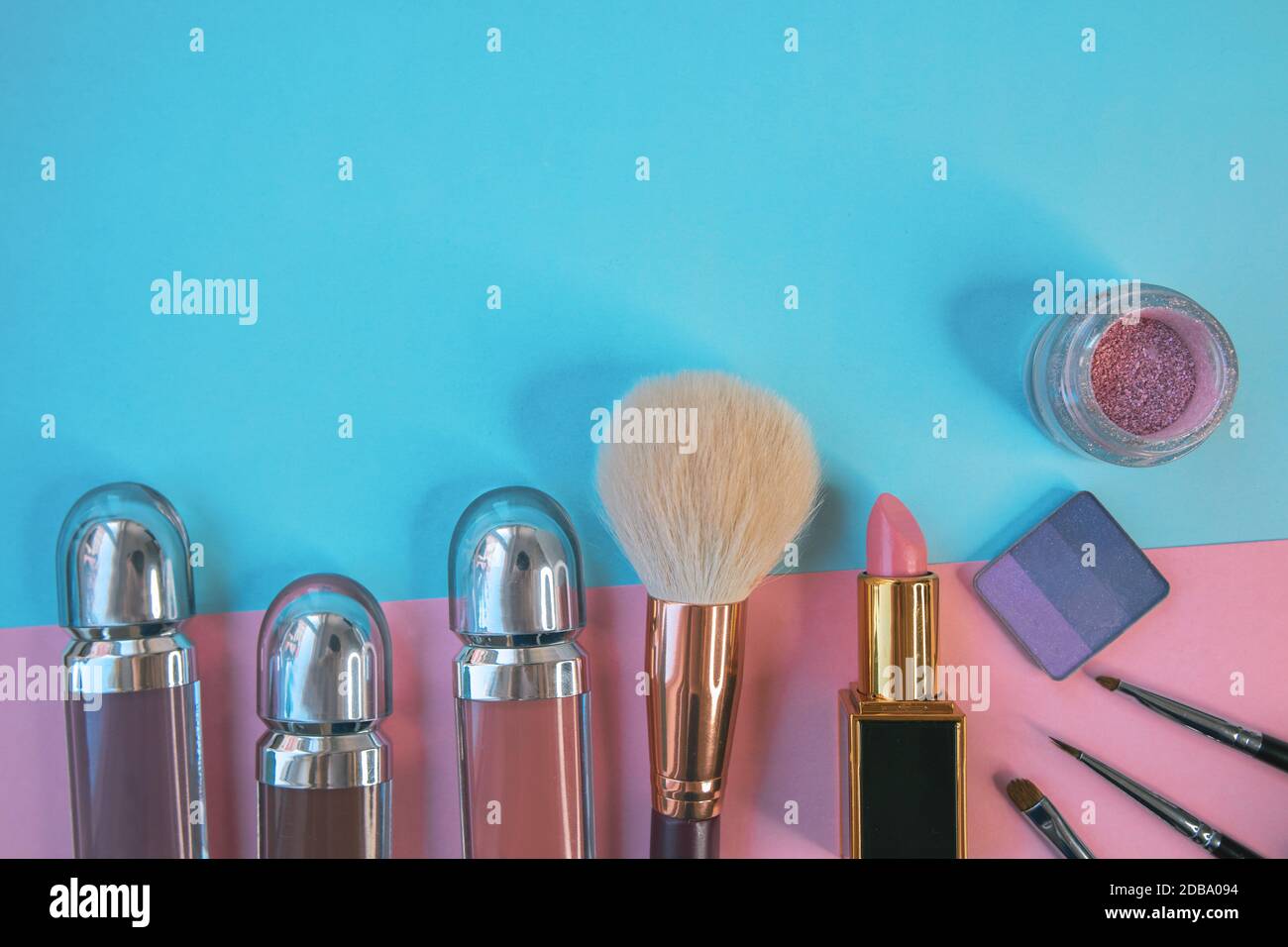 Set di cosmetica decorativa sul colore di sfondo Foto Stock