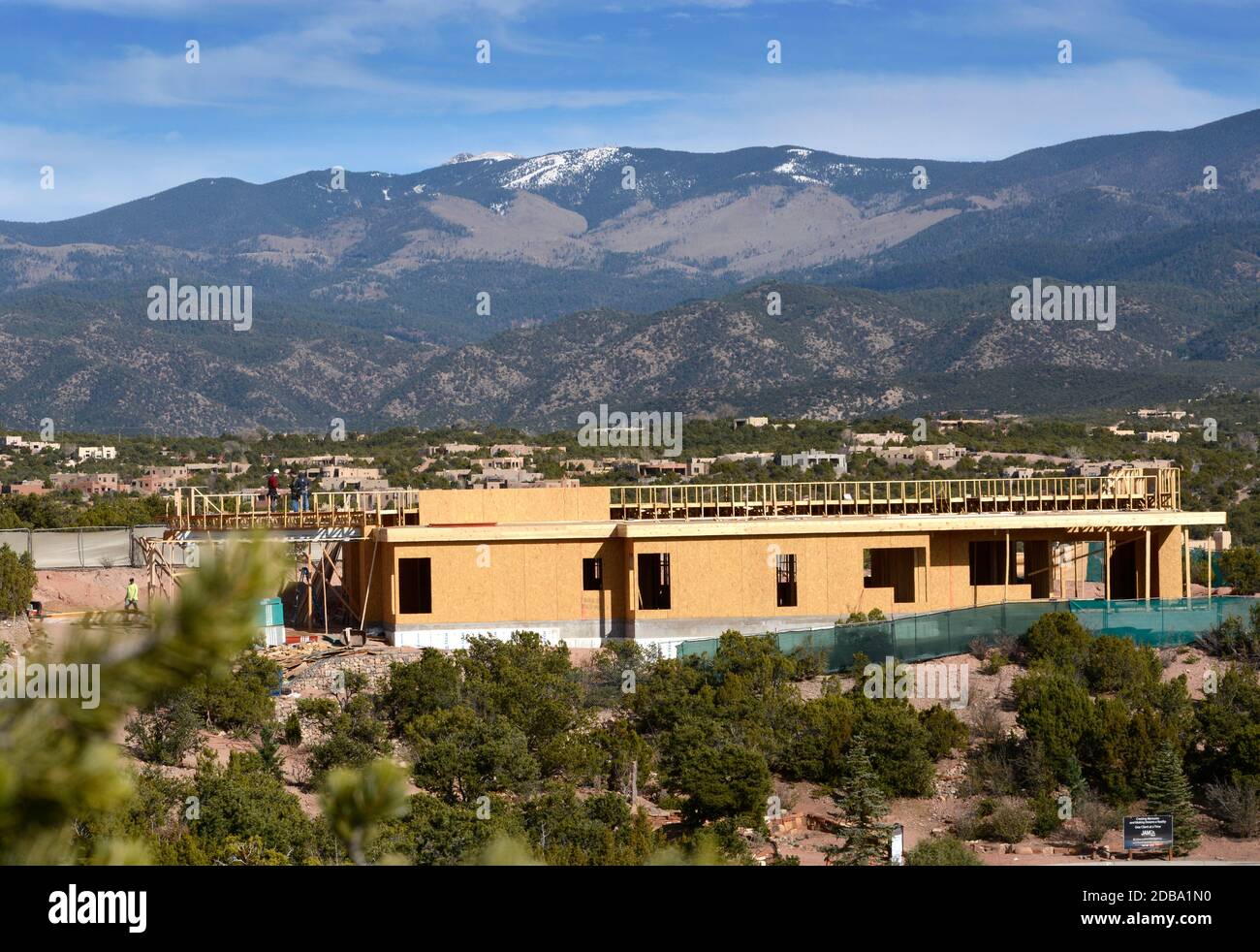 Una nuova casa in costruzione ai piedi delle colline che circondano Santa Fe, New Mexico. Foto Stock