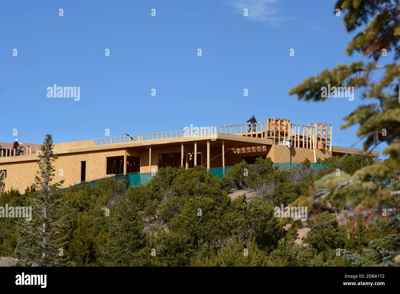 Una nuova casa in costruzione ai piedi delle colline che circondano Santa Fe, New Mexico. Foto Stock