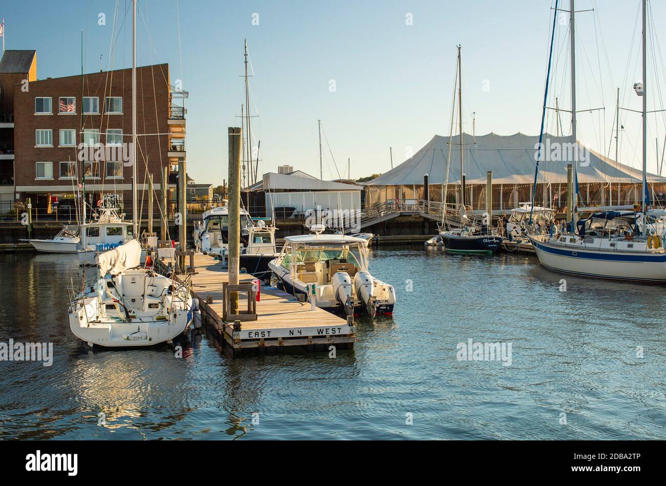 Molte balene a Newport sembrano questo ogni estate. Nuove case e condomini qui sono in aumento. Casa di America's Cup Yacht Racing.Crowded in estate. Foto Stock