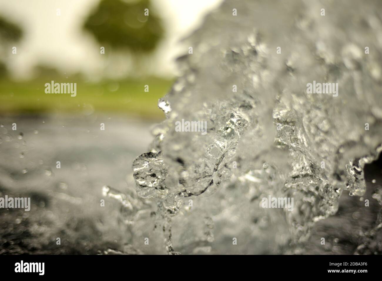 Corrente tubewell acqua dolce in campi durante l'estate Foto Stock