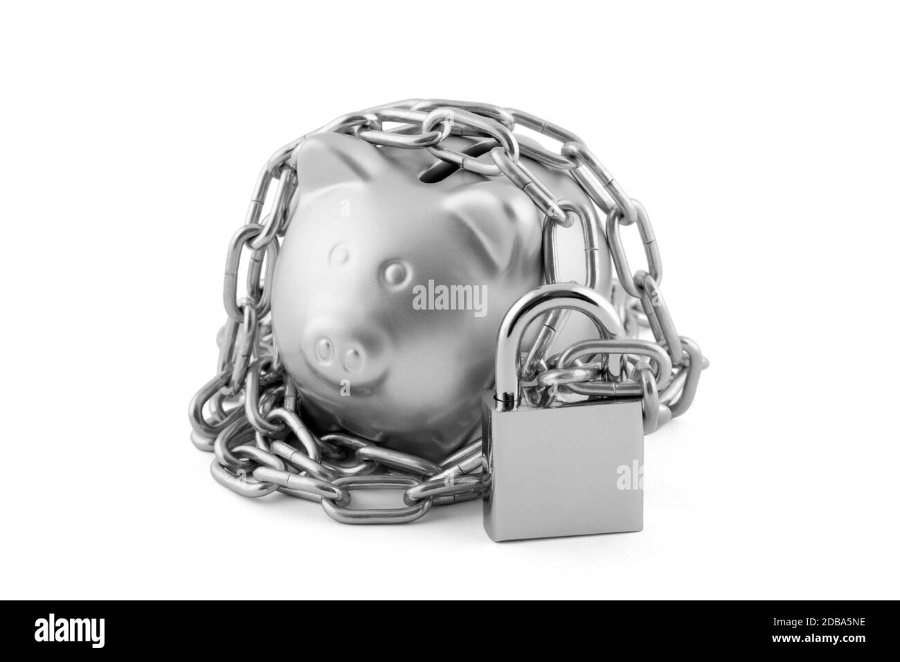 Piggy bank in argento fissato con lucchetto isolato su bianco con percorso di ritaglio Foto Stock