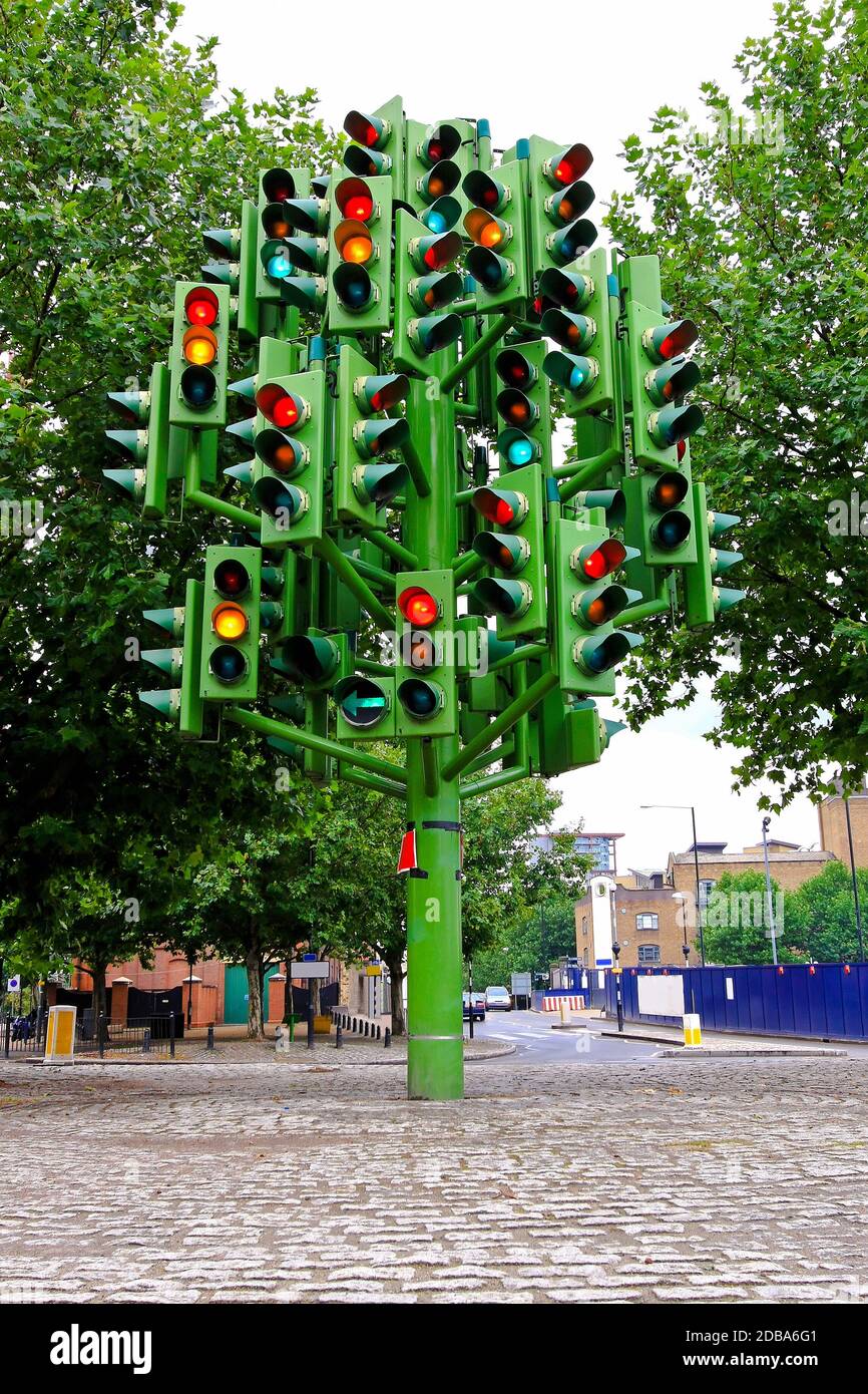 Semaforo tree alla rotonda a Londra Foto Stock