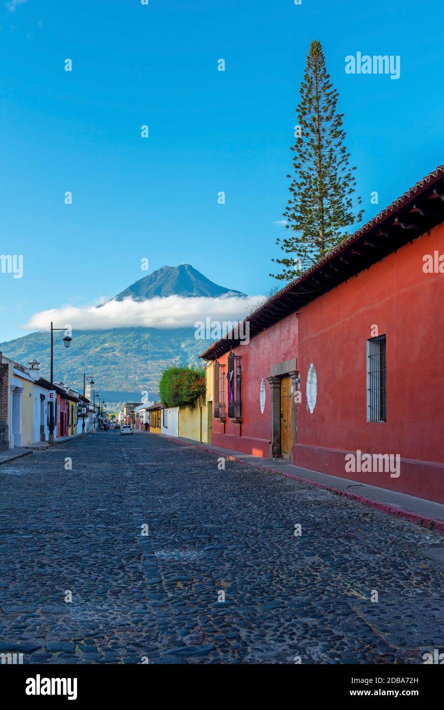 Via nella città di Antigua con il vulcano Agua, Guatemala. Foto Stock