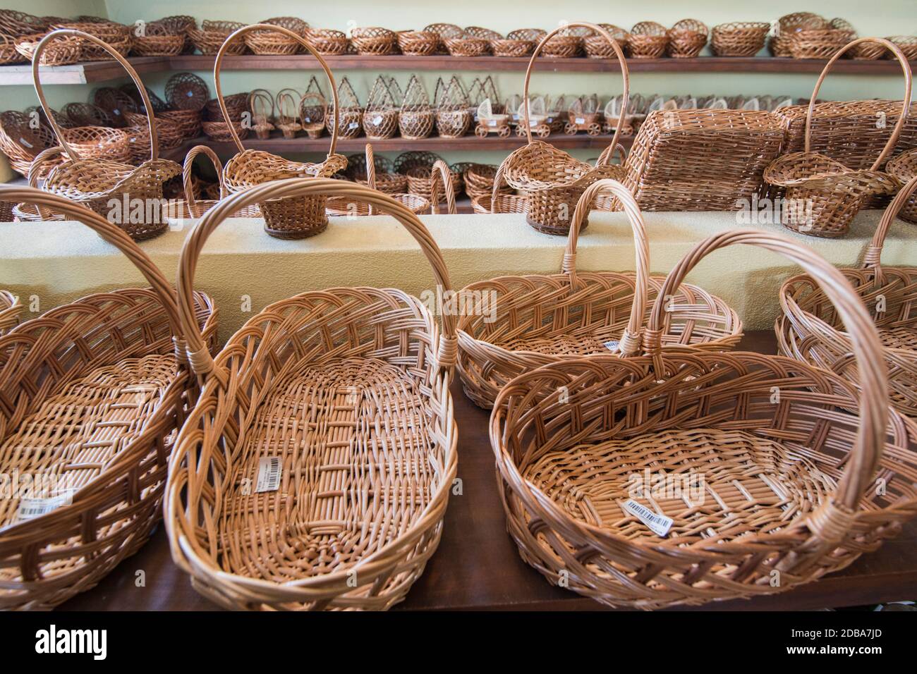 Paniere lavoro di tessitura al Cafe Relogio ad Shop di AREMA nella città di Camacha nella parte est di Madeira sull'isola di Madeira del Portogallo. Portogallo, Madera, Foto Stock