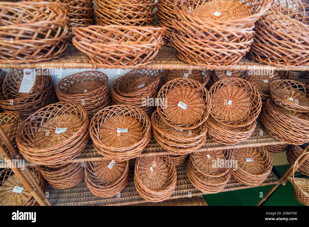 Paniere lavoro di tessitura al Cafe Relogio ad Shop di AREMA nella città di Camacha nella parte est di Madeira sull'isola di Madeira del Portogallo. Portogallo, Madera, Foto Stock