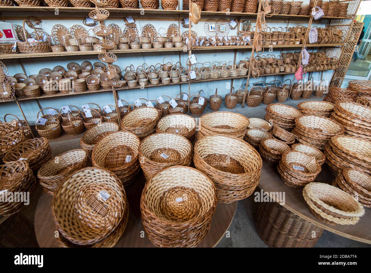 Paniere lavoro di tessitura al Cafe Relogio ad Shop di AREMA nella città di Camacha nella parte est di Madeira sull'isola di Madeira del Portogallo. Portogallo, Madera, Foto Stock