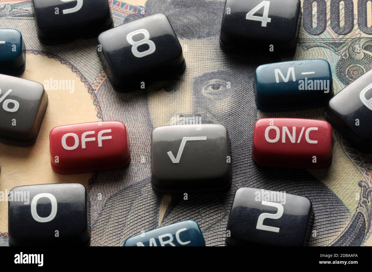 Chiavi di calcolatrice elettronica su banconota giapponese Foto Stock