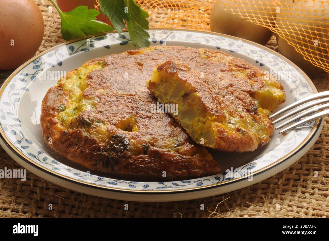 Piatto di frittata alle erbe Foto Stock