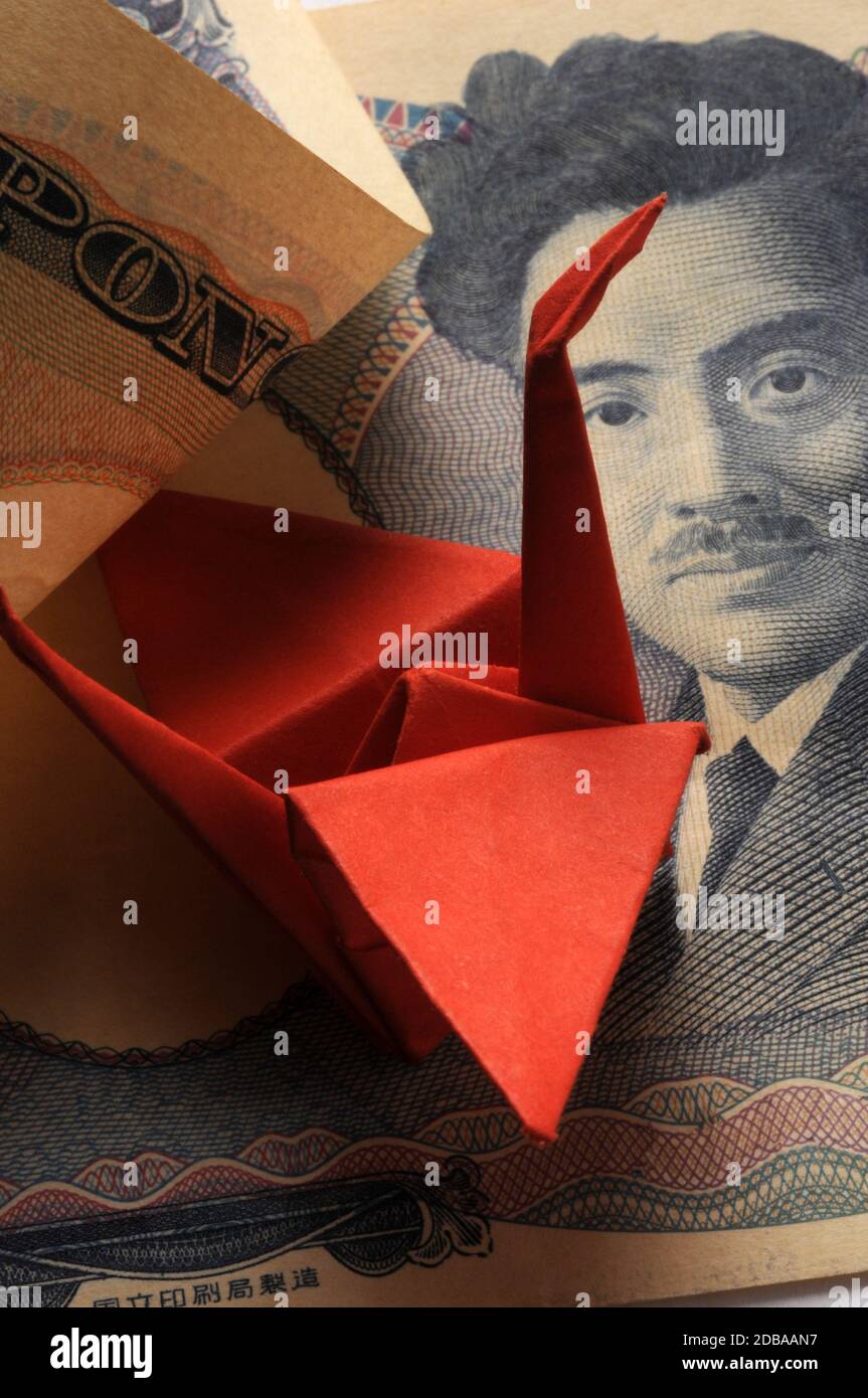 Primo piano sulla banconota giapponese con origami Foto Stock