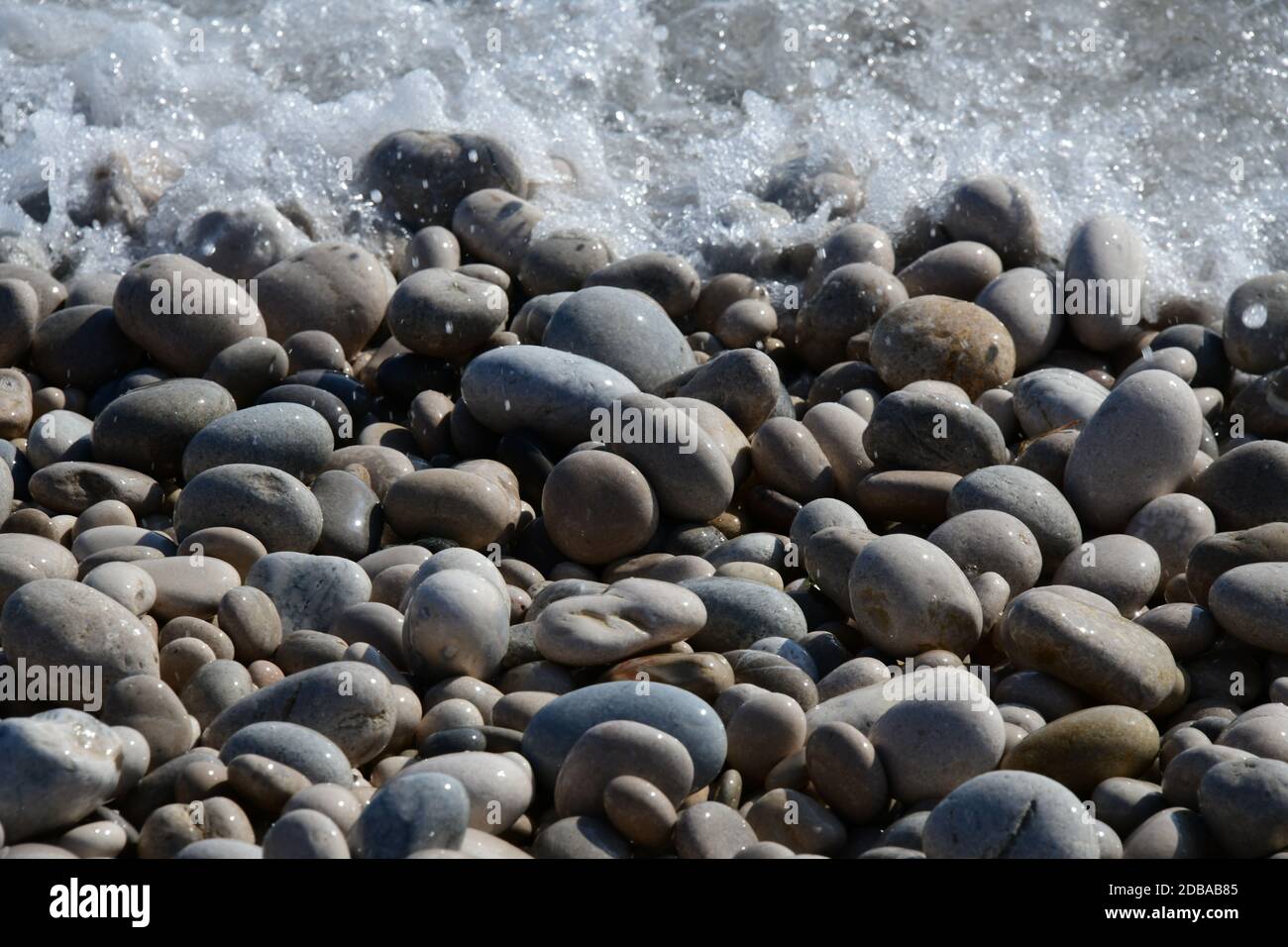 Pietre grandi, piccole, rotonde sulla spiaggia mediterranea in provincia di Alicante, Spagna Foto Stock