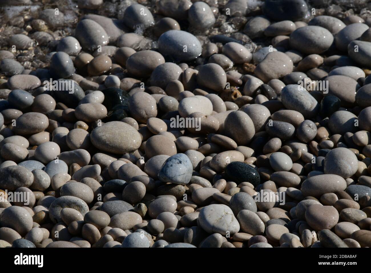 Pietre grandi, piccole, rotonde sulla spiaggia mediterranea in provincia di Alicante, Spagna Foto Stock