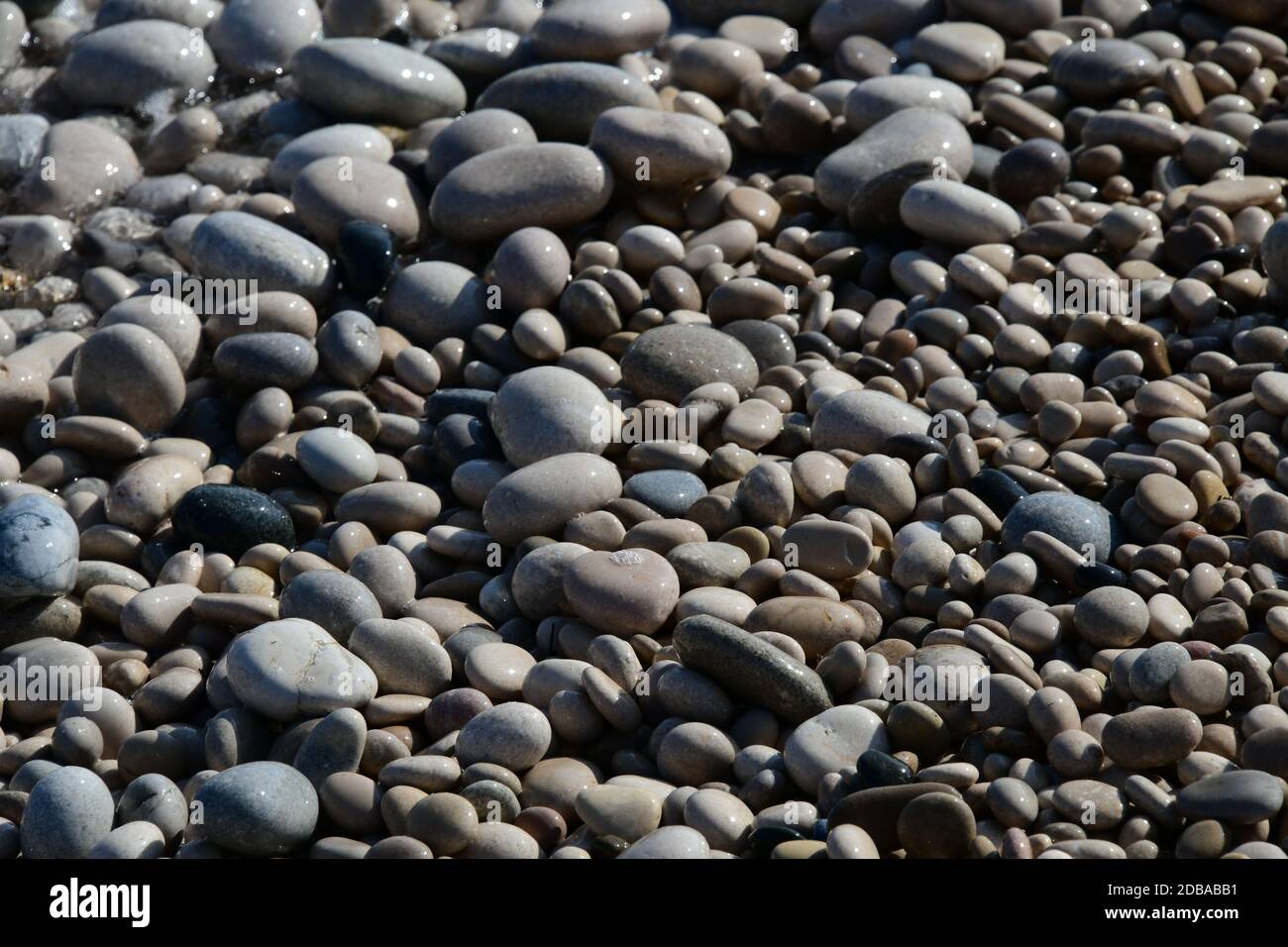 Pietre grandi, piccole, rotonde sulla spiaggia mediterranea in provincia di Alicante, Spagna Foto Stock