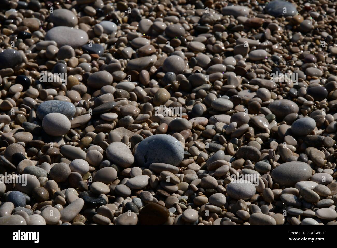 Pietre grandi, piccole, rotonde sulla spiaggia mediterranea in provincia di Alicante, Spagna Foto Stock