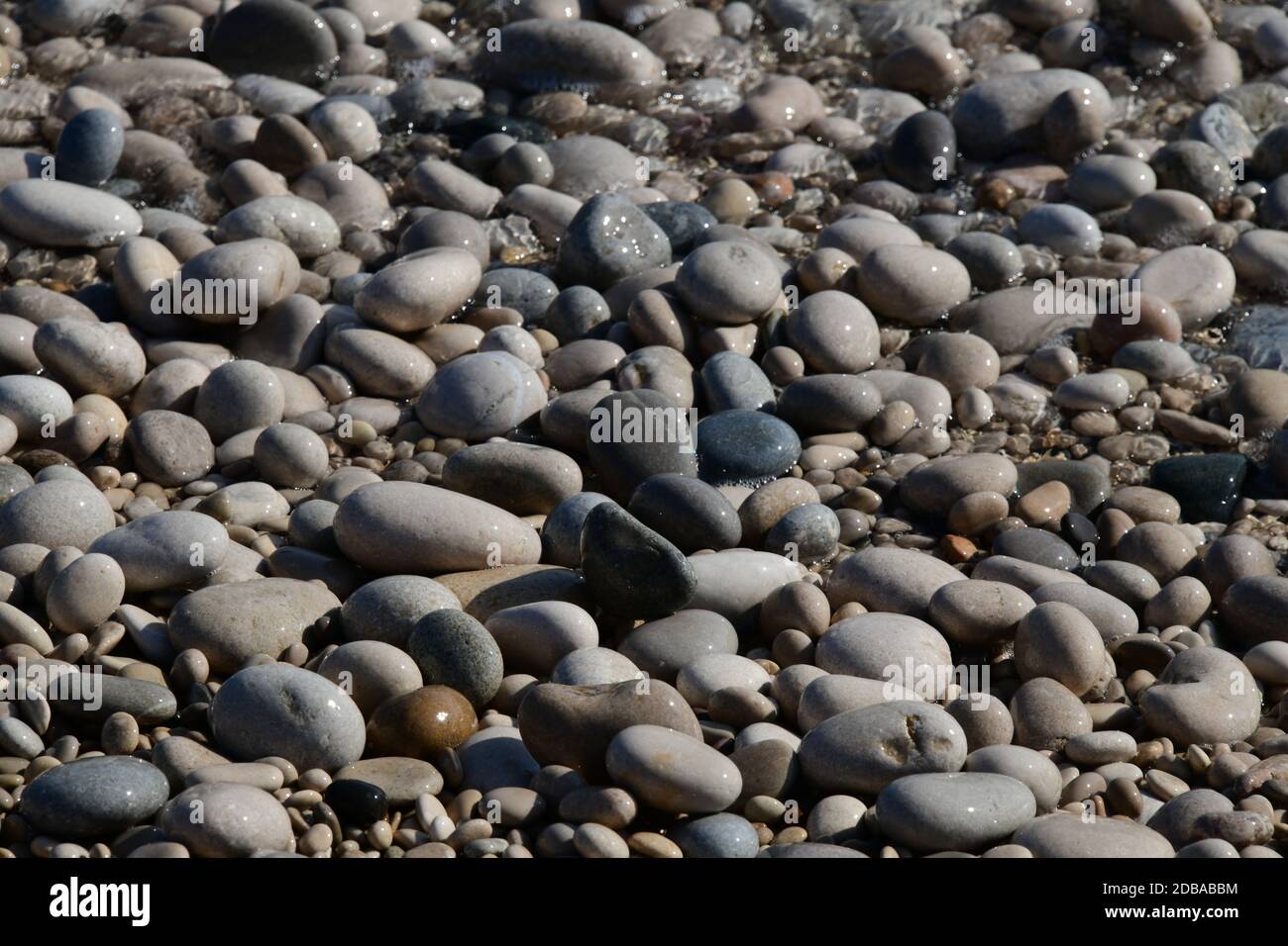 Pietre grandi, piccole, rotonde sulla spiaggia mediterranea in provincia di Alicante, Spagna Foto Stock