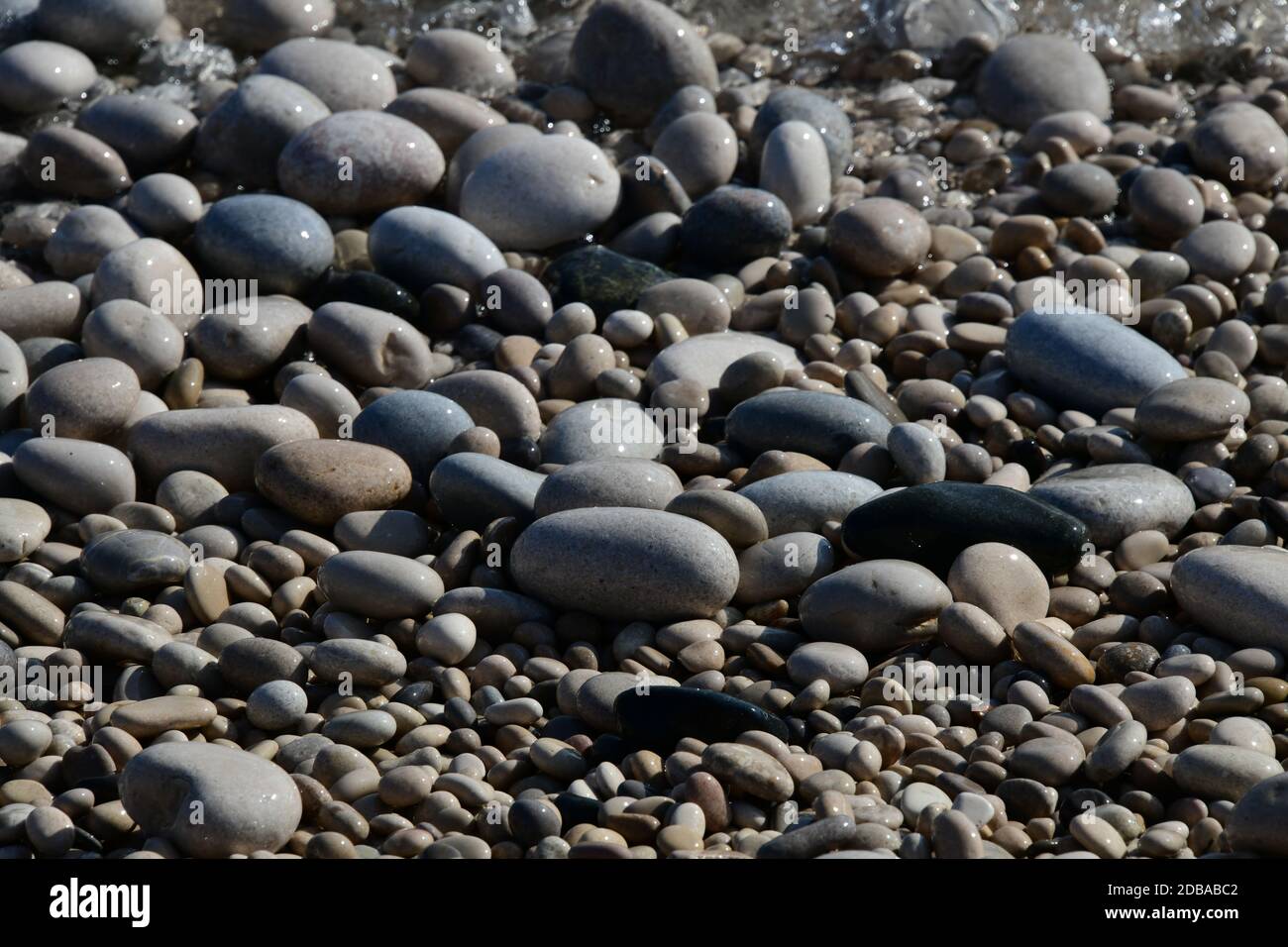 Pietre grandi, piccole, rotonde sulla spiaggia mediterranea in provincia di Alicante, Spagna Foto Stock
