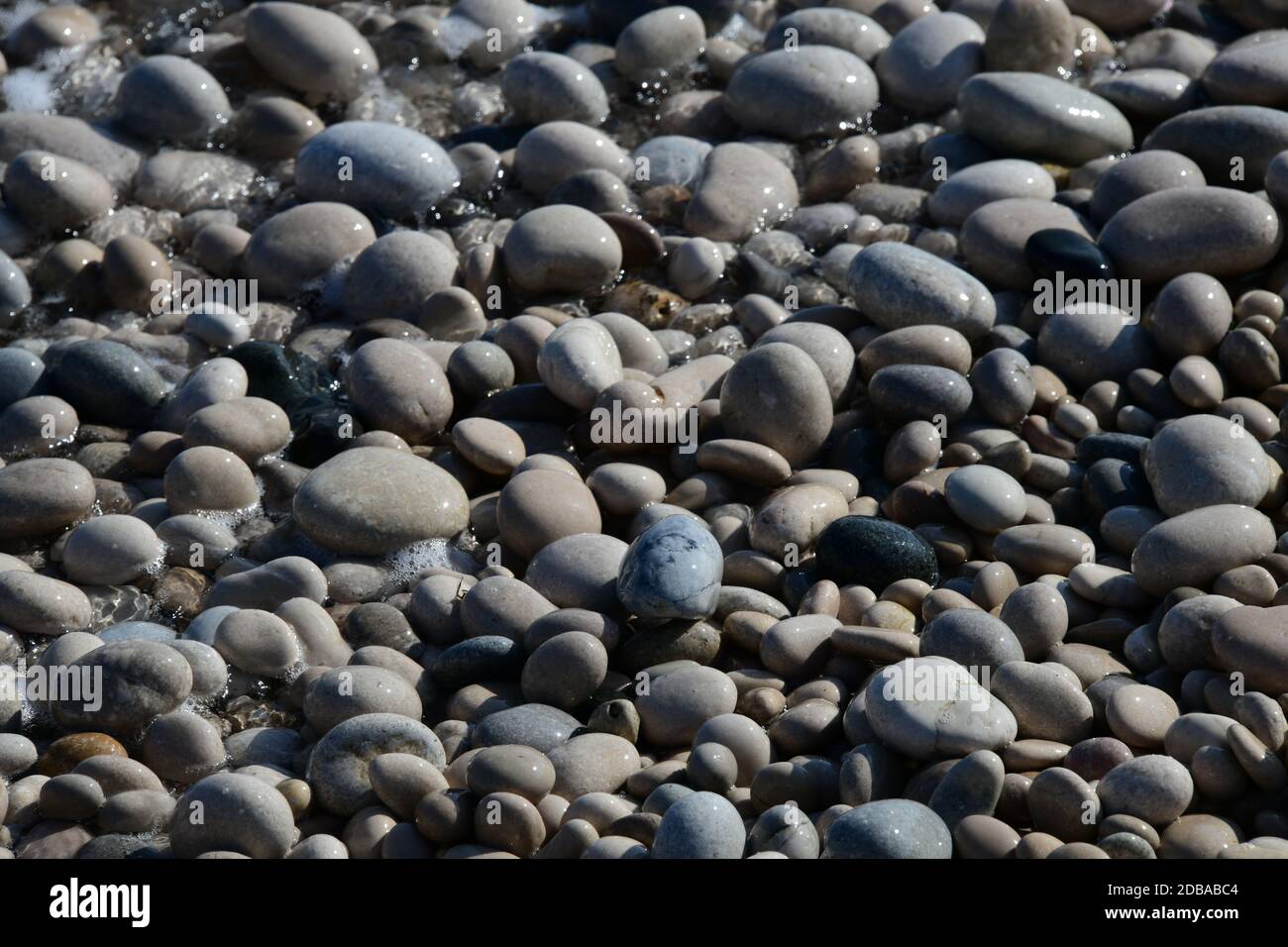 Pietre grandi, piccole, rotonde sulla spiaggia mediterranea in provincia di Alicante, Spagna Foto Stock