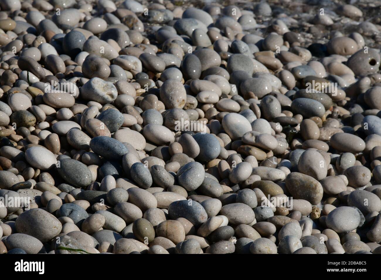 Pietre grandi, piccole, rotonde sulla spiaggia mediterranea in provincia di Alicante, Spagna Foto Stock