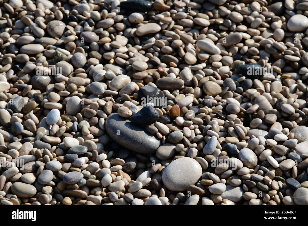 Pietre grandi, piccole, rotonde sulla spiaggia mediterranea in provincia di Alicante, Spagna Foto Stock