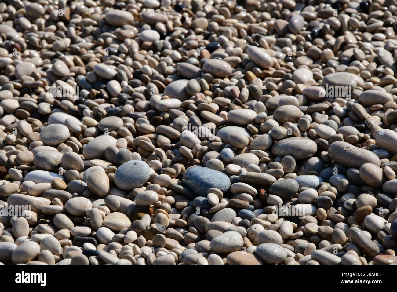 Pietre grandi, piccole, rotonde sulla spiaggia mediterranea in provincia di Alicante, Spagna Foto Stock