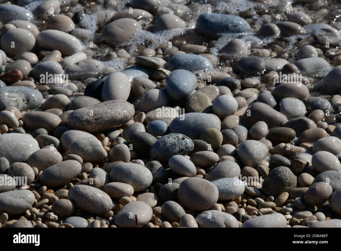 Pietre grandi, piccole, rotonde sulla spiaggia mediterranea in provincia di Alicante, Spagna Foto Stock