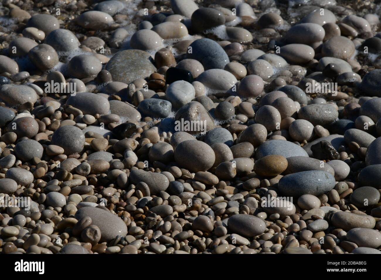 Pietre grandi, piccole, rotonde sulla spiaggia mediterranea in provincia di Alicante, Spagna Foto Stock